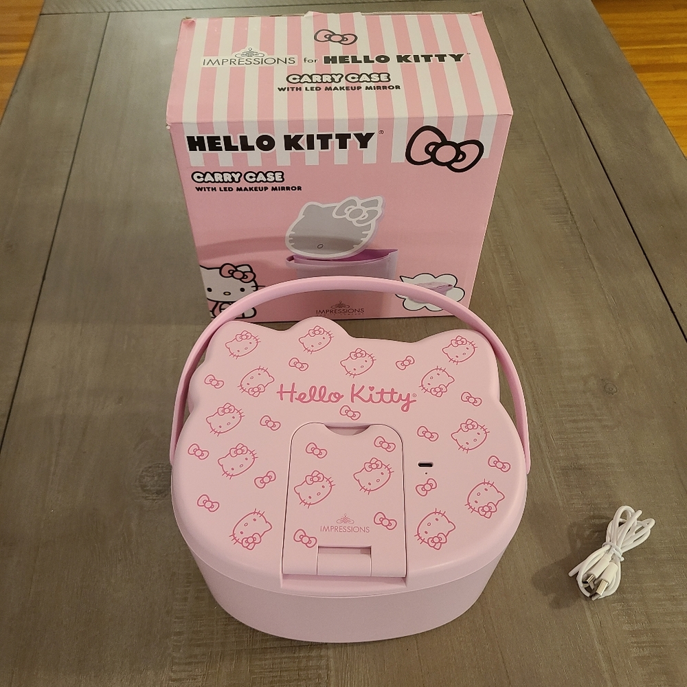 Hello Kitty Pink Carry Case w/ LED Makeup Mirror and Cosmetic Bag Set - Picture 3 of 9